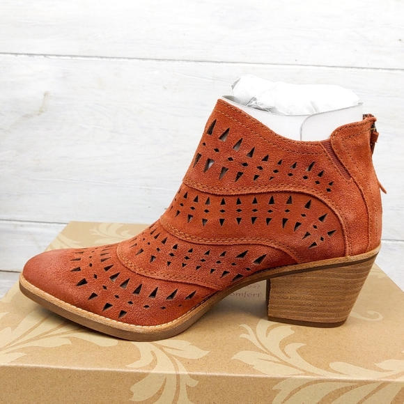 ■SOLD■NEW IN BOX- SOFFT SZ 10  SUEDE BOOTIE - Picture 3 of 10